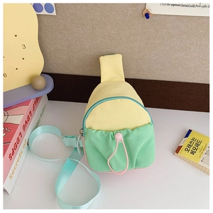 Vue détaillée du sac bandoulière enfant bicolore avec poche à cordon et sangle bleue