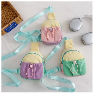 Détail de mini sacs bandoulière en toile colorée avec poche à cordon et fermeture éclair