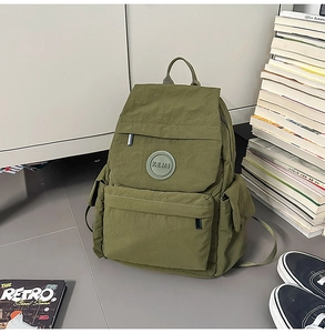 Détail du sac à dos en nylon vert olive avec tissu durable et poches multiples pour l'école