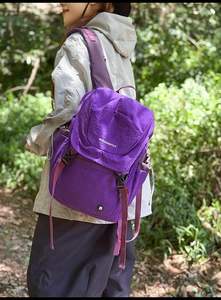 Detail eines lila wasserfesten Nylon-Rucksacks mit verstellbarer Schnalle und Seitentasche
