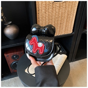 Détail du mini sac matelassé noir avec écusson poney et nœud pour enfants