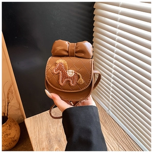Mini sac bandoulière marron avec nœud, broderie poney et cuir synthétique matelassé