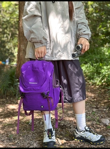 Details des lila wasserdichten Nylon-Rucksacks mit Schnalle im Wald für den Außenbereich