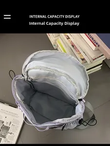 Vista interna di uno zaino capiente con scomparto principale e tasca a rete