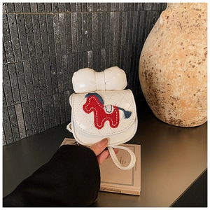 Détail du mini sac matelassé en cuir PU avec nœud 3D et broderie poney pour filles