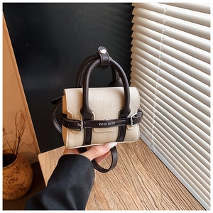 Détail d'un mini sac en toile avec bordure léopard et anses en cuir pour enfant