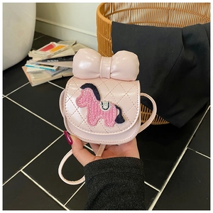 Détail du sac à bandoulière rose avec motif matelassé, gros nœud et écusson de poney