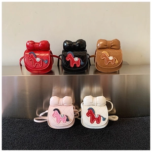 Vue détaillée des mini sacs bandoulière pour enfants en cinq couleurs avec broderie poney