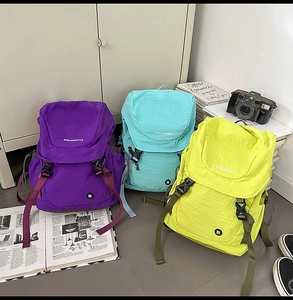 Detailansicht lässiger Kinderrucksäcke in Lila, Blau und Limettengrün mit Schnallen