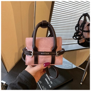 Détail du mini sac en denim rose avec poignée en cuir marron et boucle en argent