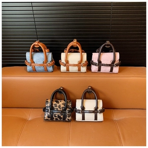 Détail de cinq mini sacs à main colorés en bleu, beige, rose, léopard et blanc pur