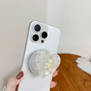 Détail du support téléphone cœur perlé avec bord en strass et figurine d'ours 3D