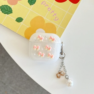 Glitzer AirPods Hülle mit rosa Schleifen, Herzanhänger und Perlenverzierung im Detail