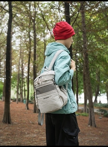Dettaglio dello zaino da trekking beige impermeabile con rete traspirante e cinghie