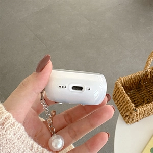 Details der weißen Glitzer-Schutzhülle für AirPods Pro mit Perlenanhänger