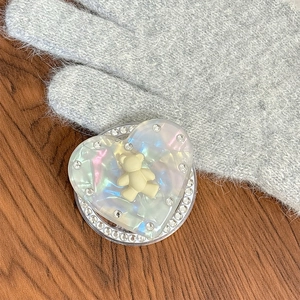 Vue macro du support de téléphone cœur holographique avec ours 3D et strass brillants