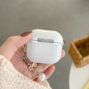 Glitzernde weiße AirPods Pro Hülle mit edlem Metallschleifen- und Perlenanhänger-Detail