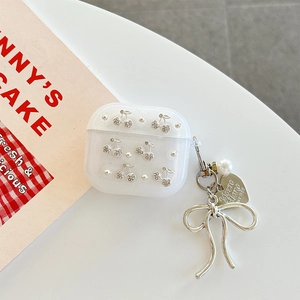 Detail der AirPods-Hülle mit Strass-Kirschen, Perlen und silbernem Bogenanhänger
