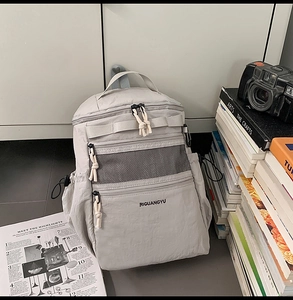 Dettaglio dello zaino da trekking in nylon grigio chiaro con tasca a rete e coulisse