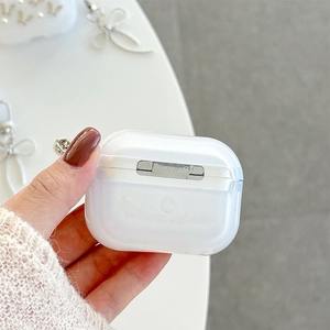 Detailansicht der klaren Silikonhülle für AirPods mit silbernem Metallscharnier