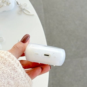Nahaufnahme der AirPods-Hülle mit präziser Ladeöffnung und seitlichem Loch für Trageband