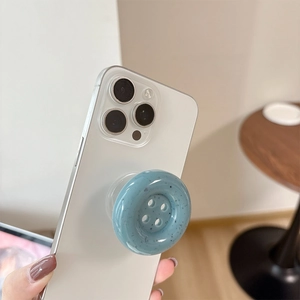 Détail du support de téléphone bouton bleu-gris avec texture à taches d'encre
