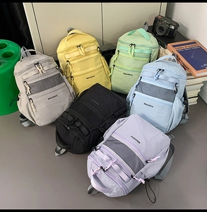 Dettaglio zaini in nylon resistenti in vari colori con design a tasche in rete esterne
