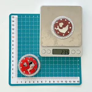 Detailed scale view showing 5cm diameter and 23.5g weight of rhinestone dolphin phone grip
