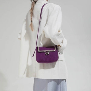 Minimale lila Umhängetasche im Vintage-Stil mit silbernem Kugelverschluss für Damen