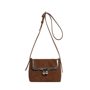 Sac bandoulière marron style coquillage avec cadre métallique rétro et fermoir boule