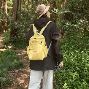 Zaino giallo da outdoor per escursionismo e tempo libero in un bosco soleggiato