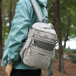Zaino da trekking all'aperto grigio impermeabile con tasche multiple con cerniera per lo sport