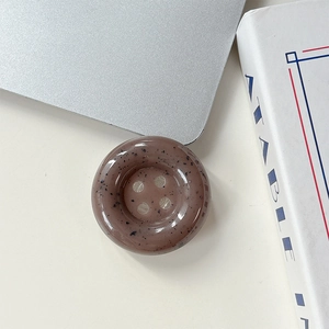 Détail d'un support de téléphone bouton rétro à quatre trous avec taches noires