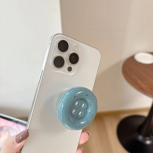 Support téléphone bouton bleu avec taches d'encre noire, style coréen minimaliste épuré
