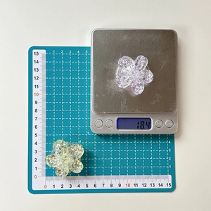 Dettaglio del supporto per telefono a fiori glitter da 4,5 cm con dimensioni e peso