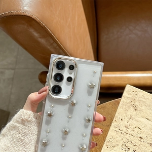 Detail der Samsung Galaxy Hülle mit Glitzer, 3D-Silbersternen und Nietenverzierung