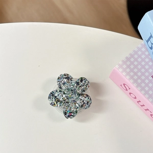 Dettaglio supporto telefono a fiore con paillettes colorate e resina trasparente
