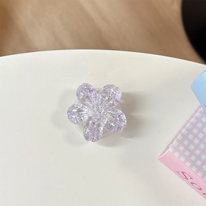 Dettaglio del supporto per telefono a forma di fiore con paillettes viola scintillanti