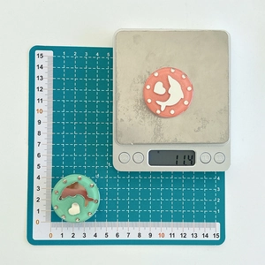 Close-up of glitter resin phone grips with rhinestones showing size and 11.4g weight
