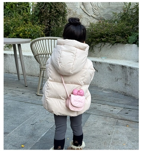 Détail du sac bandoulière matelassé rose avec nœud décoratif et broderie Love Baby pour bébé