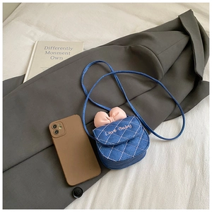 Mini sac bandoulière bleu matelassé avec nœud rose et broderie 'Love Baby' détaillée