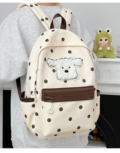 Vue détaillée du sac à dos enfant à pois avec un mignon patch de chiot en peluche