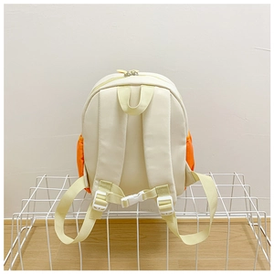 Détail du sac à dos pour enfant avec bretelles orange réglables et boucle de poitrine sûre