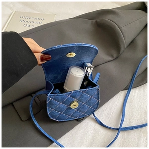 Mini sac bandoulière matelassé bleu montrant le rangement pour cosmétiques