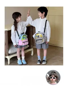 Dettaglio di borse a tracolla patchwork colorate per bambini con spalline regolabili