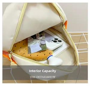 Capacité interne du sac à dos pour enfants avec rangement pour jouets et cartes
