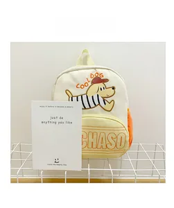 Détail d'un sac à dos enfant avec motif chiot en toile et broderie cool dog