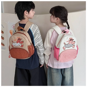 Broderie détaillée d'un motif de chien cool sur le devant d'un sac à dos pour enfants