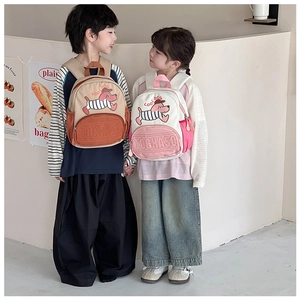 Détail d'un sac à dos enfant en toile avec dessin de chien et logo TOCHASO en relief