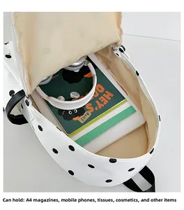 Sac à dos à pois montrant un intérieur spacieux pour magazines A4 et objets